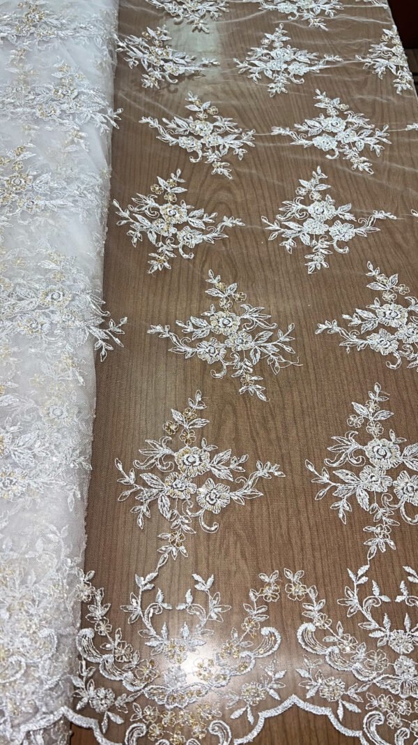 Tul Bordado con canutillo y perlas